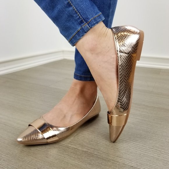 Rode Gold Pointy Toe Slip On Flats - Picture 3 of 8